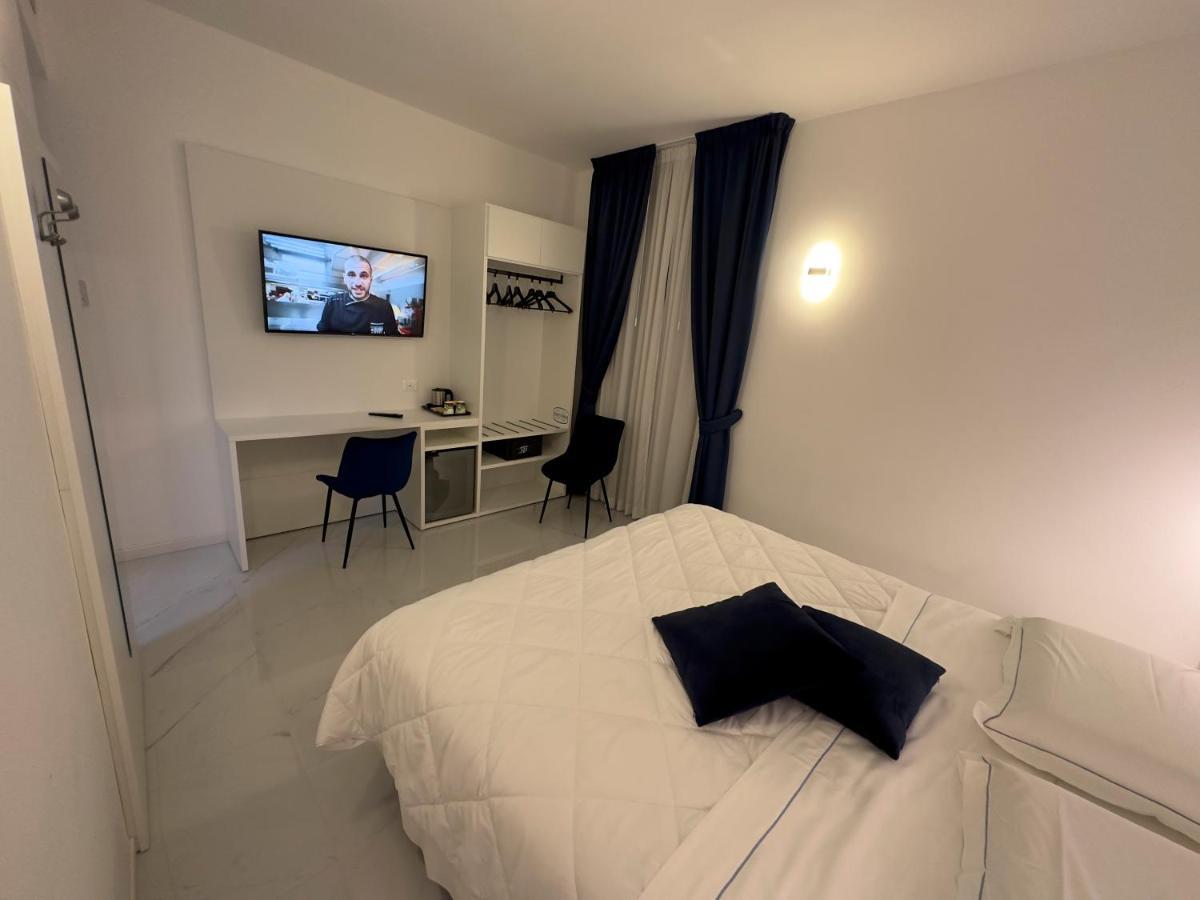 Hotel Smart Cruise Чивитавекия Екстериор снимка