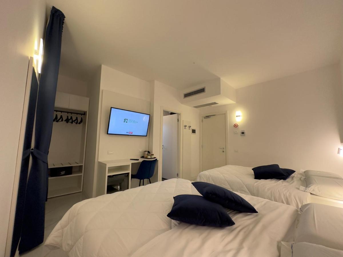 Hotel Smart Cruise Чивитавекия Екстериор снимка