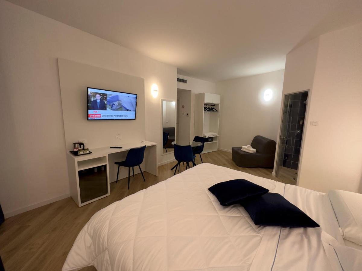 Hotel Smart Cruise Чивитавекия Екстериор снимка